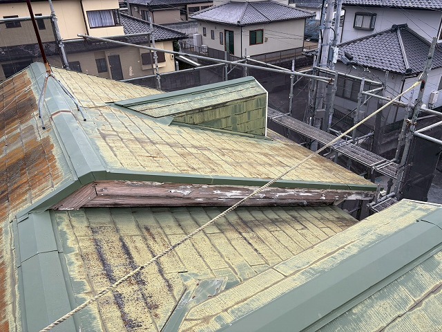 下地部分が見えてしまっている屋根の写真